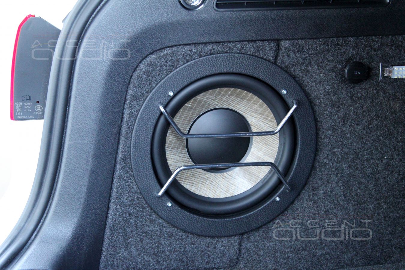 Сабвуфер СТЕЛС в Vokswagen Tiguan