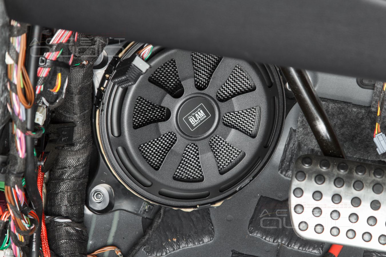 Монтаж внутрипольных вуферов BLAM MB 200 W в Mercedes-Benz GLE Coupe AMG 53