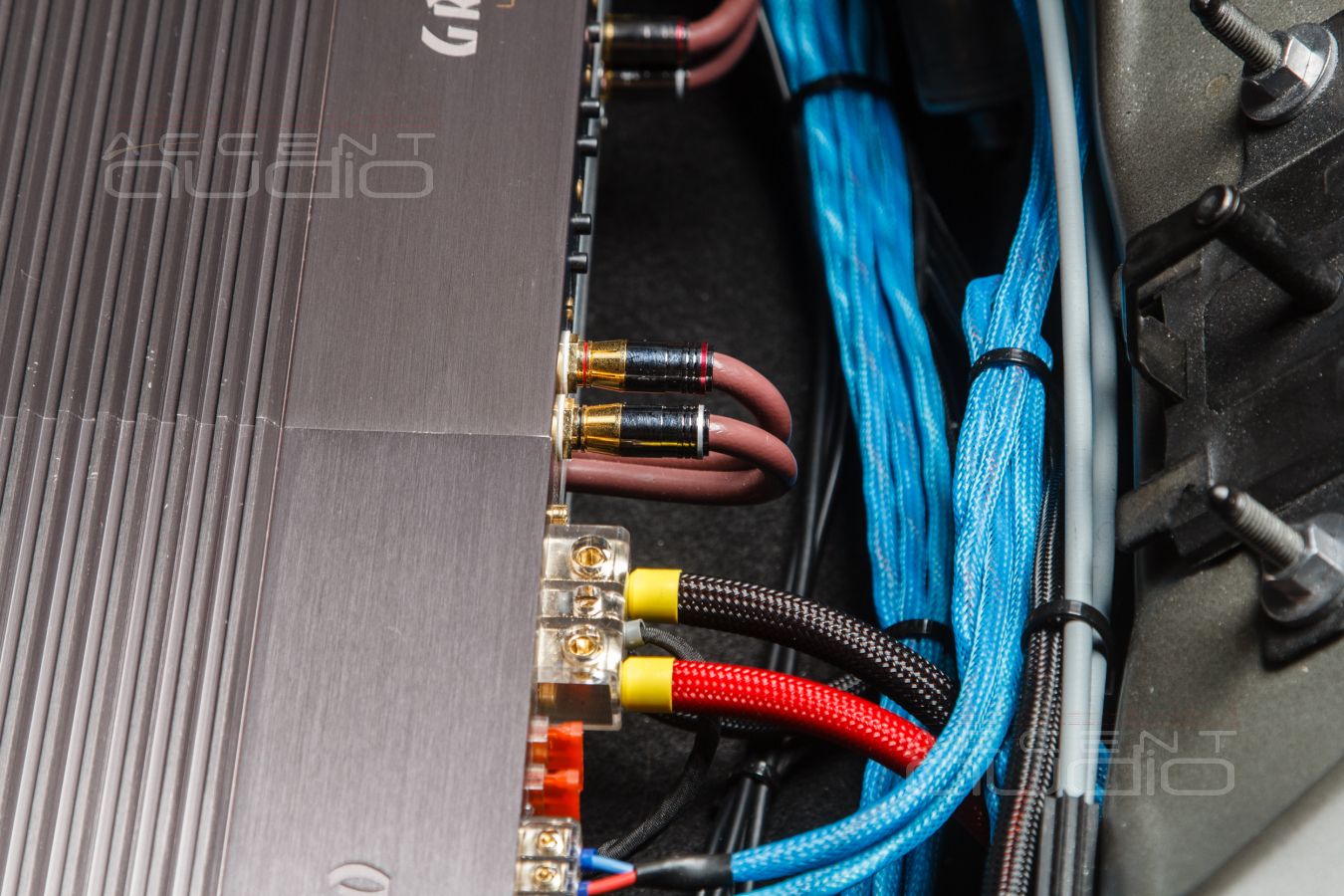 Установка усилителей Ground Zero, JLAudio и аудиопроцессора Helix с полной интеграцией в RS6 !