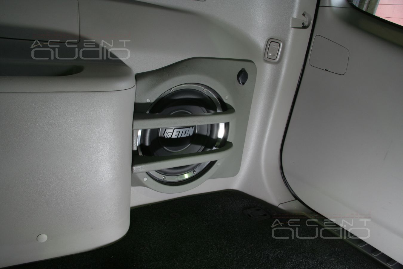 Сабвуфер стелс в Mitsubishi Pajero Sport