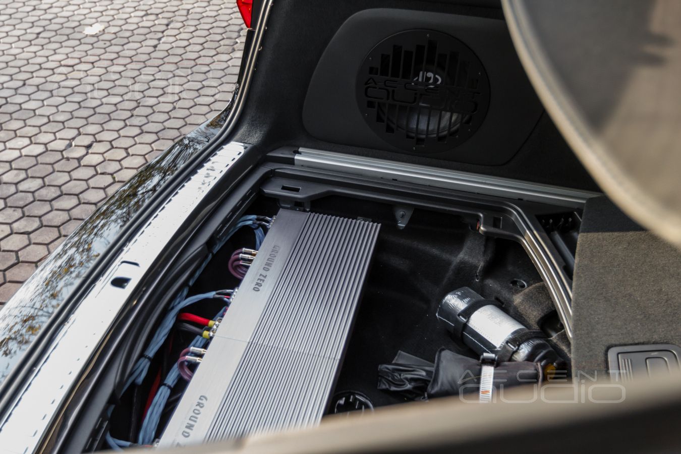 Установка усилителей Ground Zero, JLAudio и аудиопроцессора Helix с полной интеграцией в RS6 !