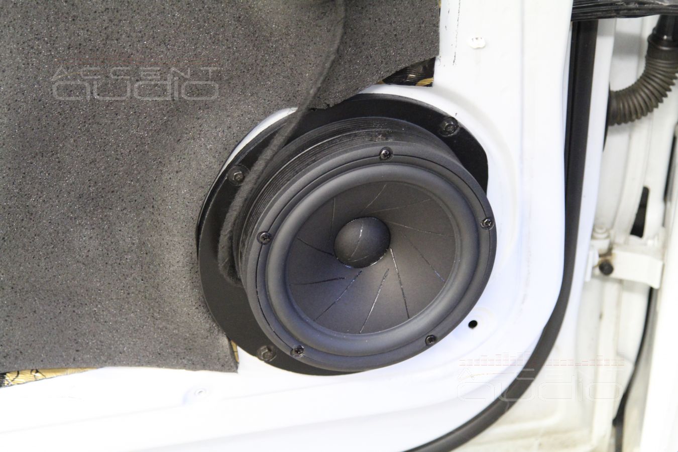 Установка акустики в Audi Q5 – мидбасовые динамики ScanSpeak Revelator