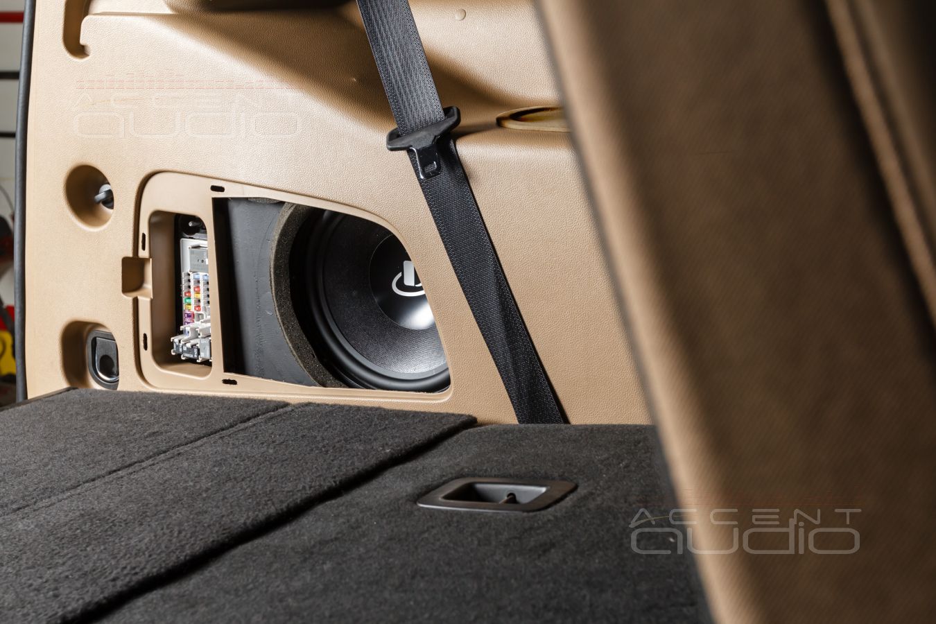 Действительно сложно, действительно сабвуфер, действительно полная интеграция: Dego в Escalade