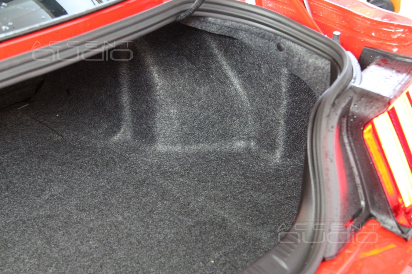 Красный Mustang + желтый Focal = оригинальный дизайн новой аудиосистемы