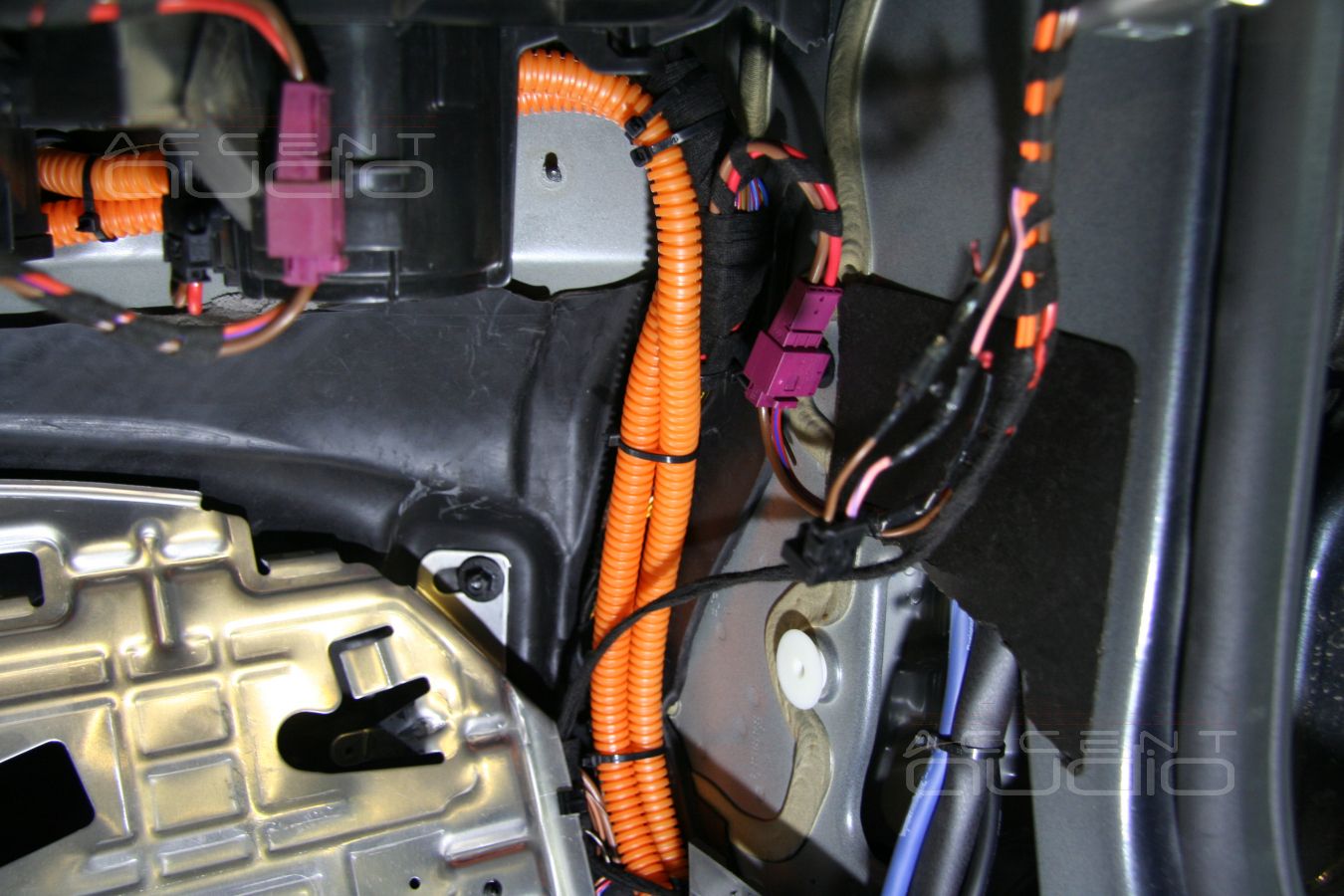 Прокладка силовой и акустической проводки, коммутация