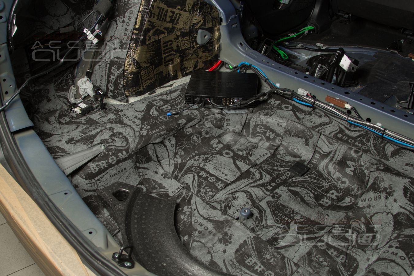 Скрытая установка усилителей Helix в Toyota RAV4