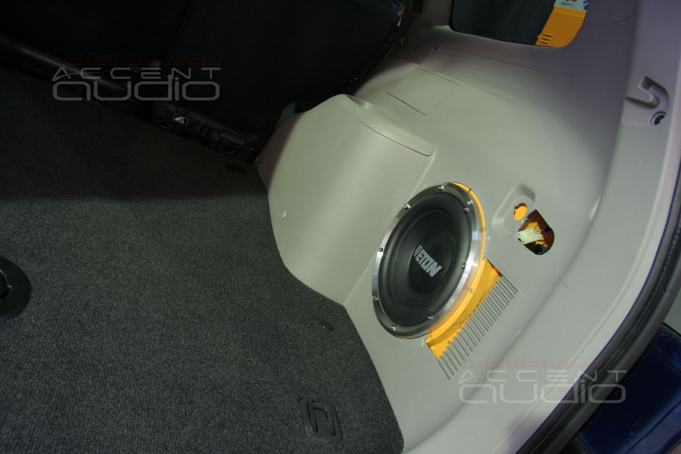 Сабвуфер стелс в Mitsubishi Pajero Sport