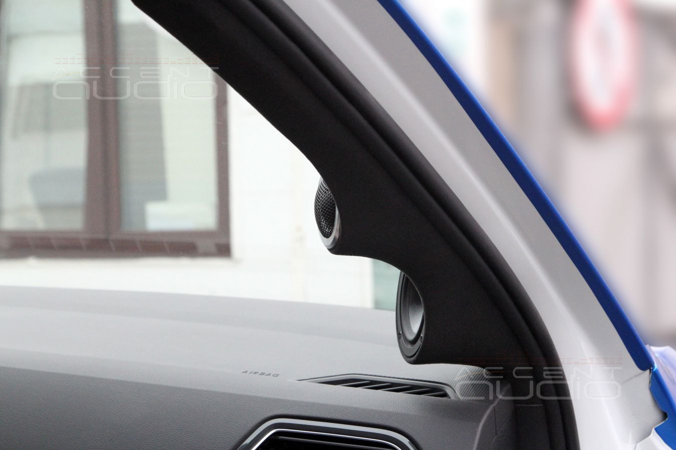 Установка СЧ и ВЧ динамиков – подиумы в стойках лобового стекла Volkswagen Tiguan 2