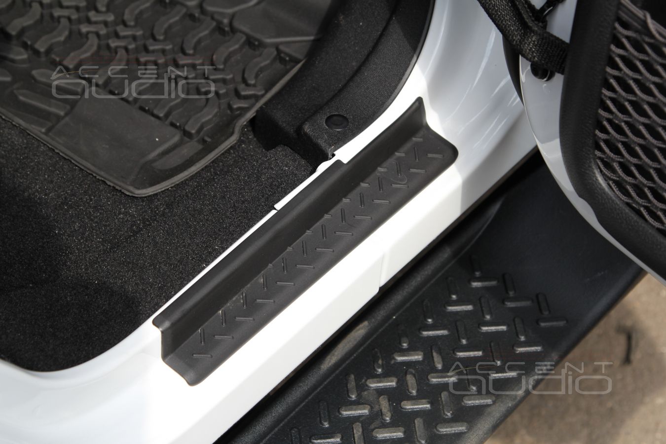 Пластиковые пороги, брызговики, обработка нижних кромок защитной мастикой