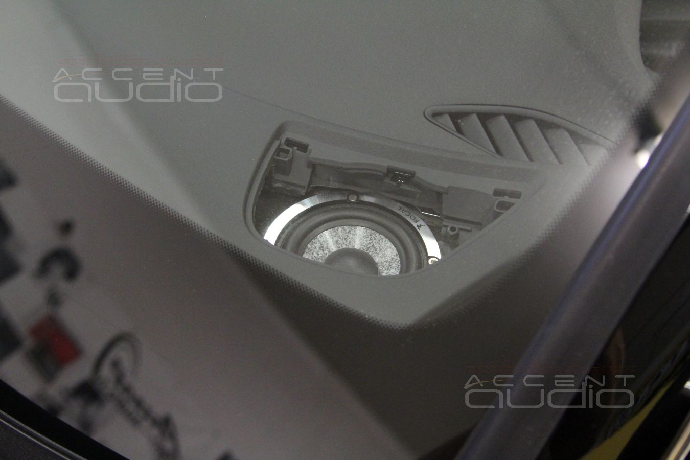 Установка среднечастотных динамиков Focal Utopia Be Midrange 3W2 в Audi A6