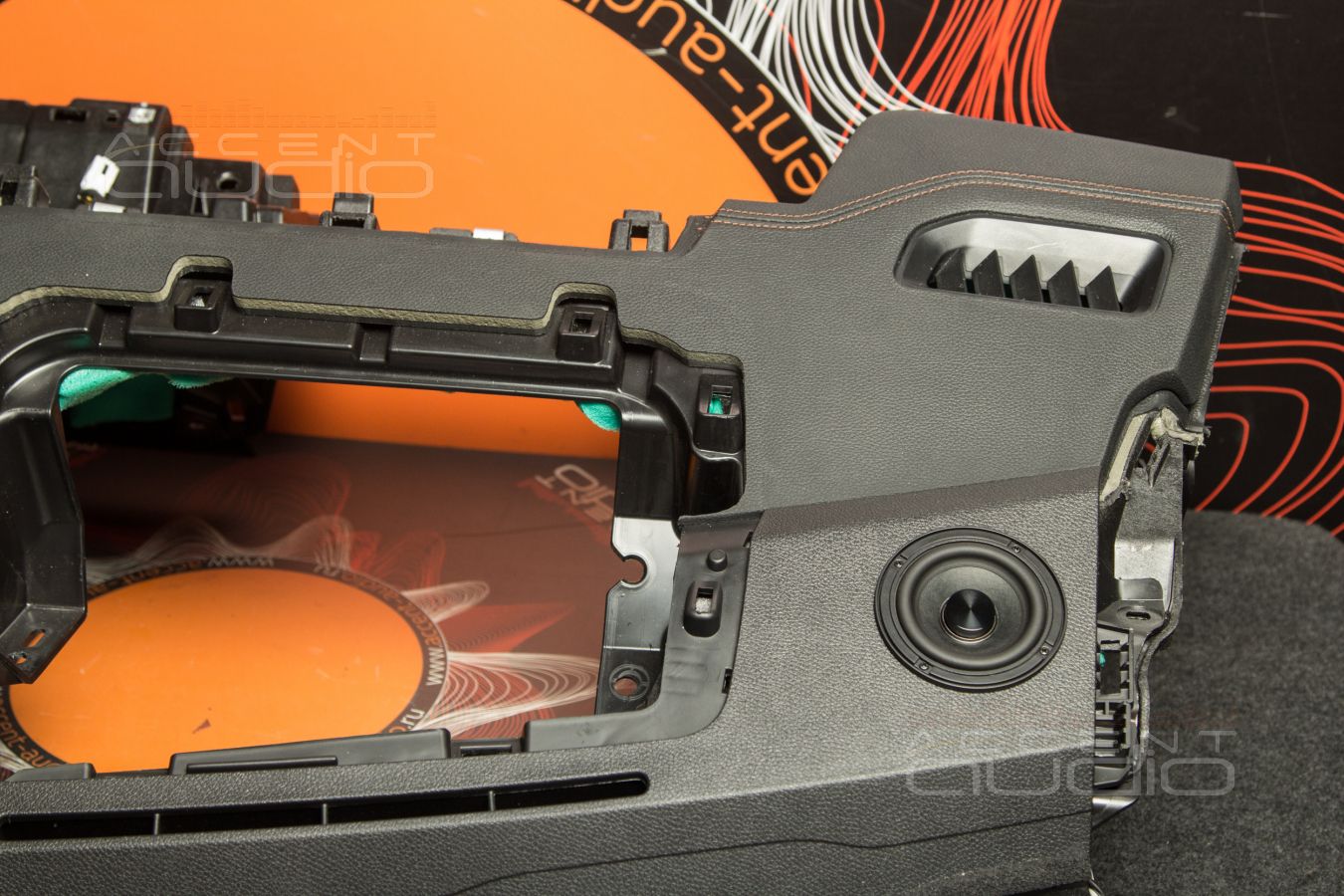 Стильная врезка: среднечастотные излучатели БЕЗ ПОДИУМОВ в Exeed