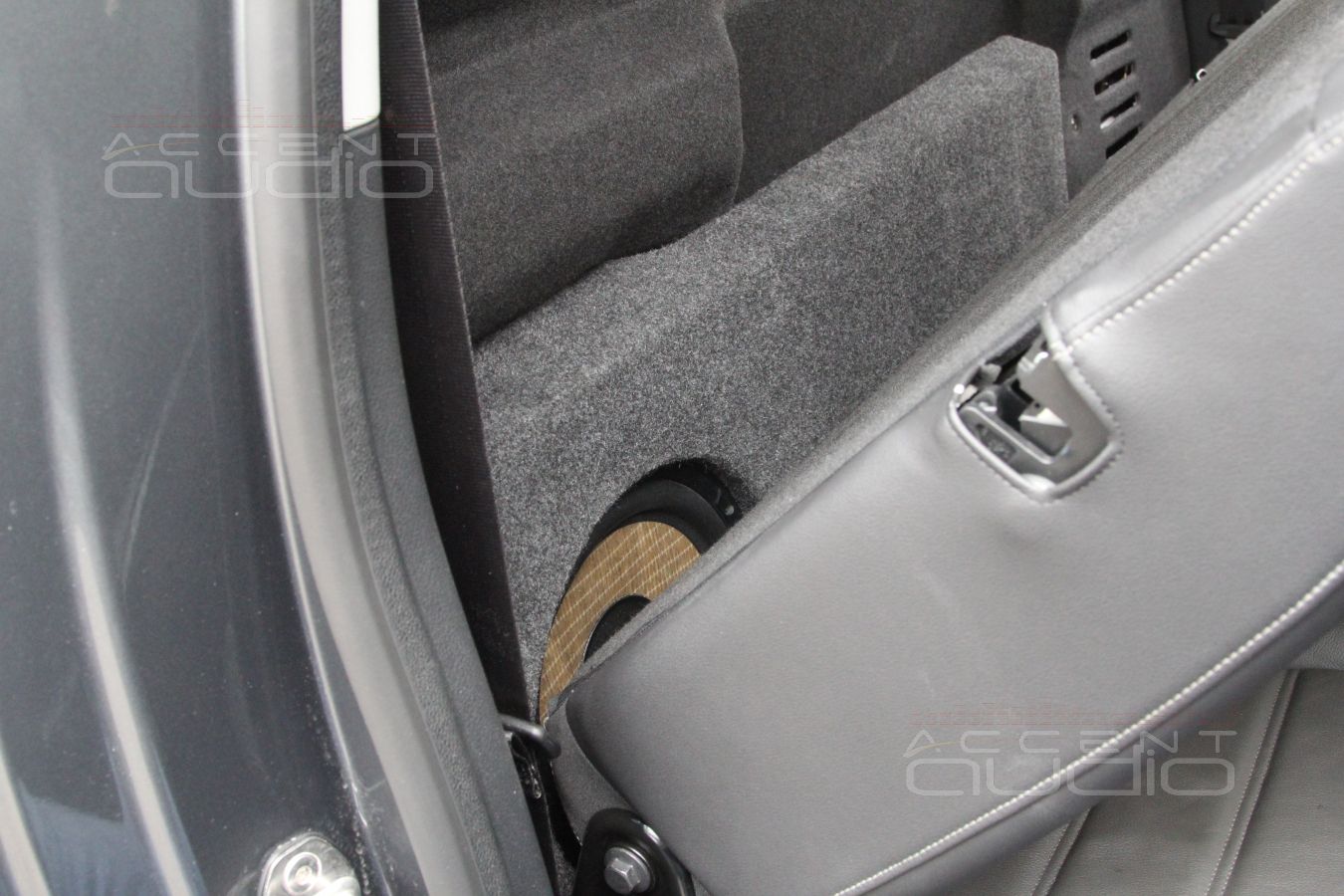 Сабвуфер-стелс для VW Amarok: Focal P25FS в корпусе SuperSlim