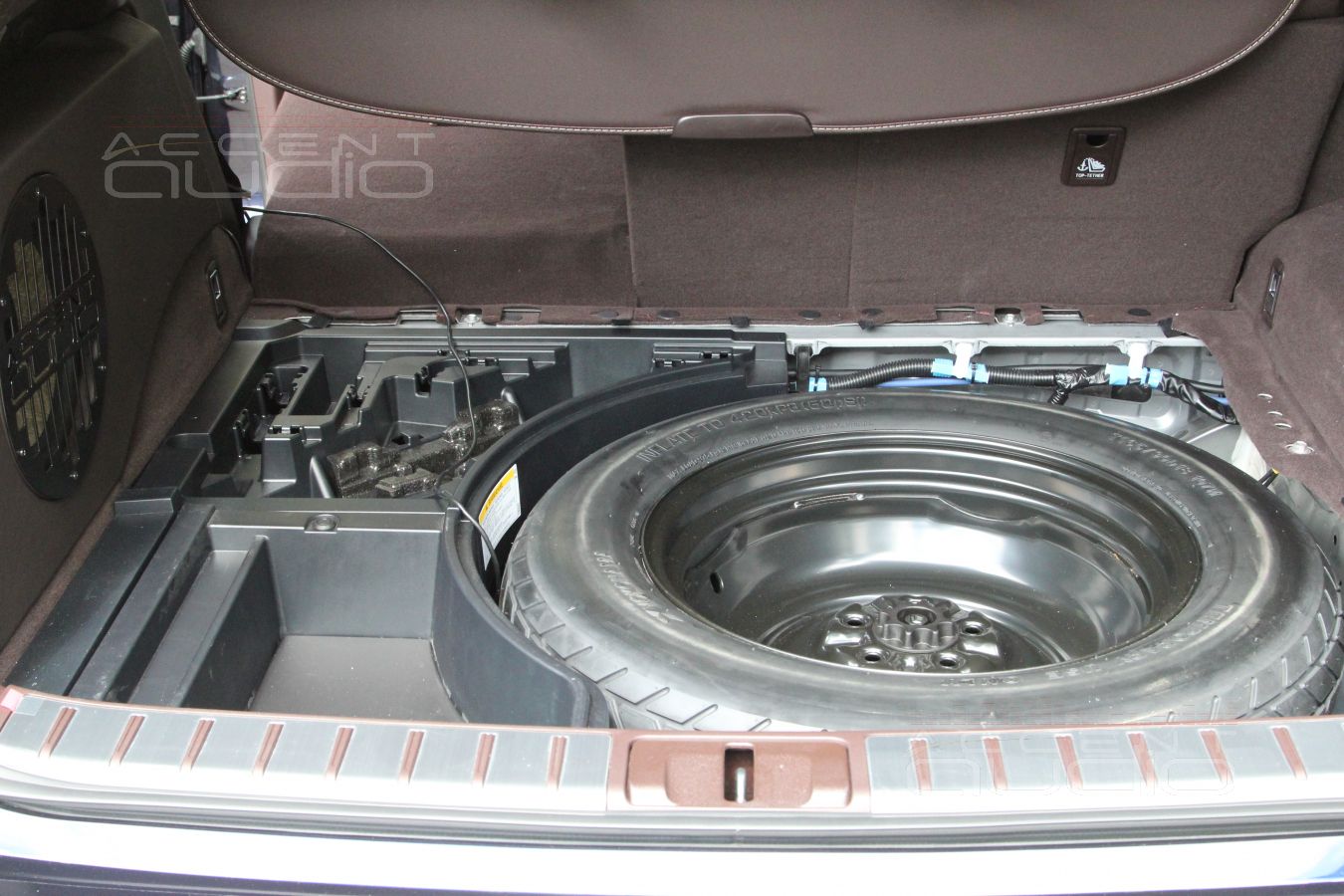 Скрытая установка усилителей и аудиопроцессора в кузове Lexus RX350.