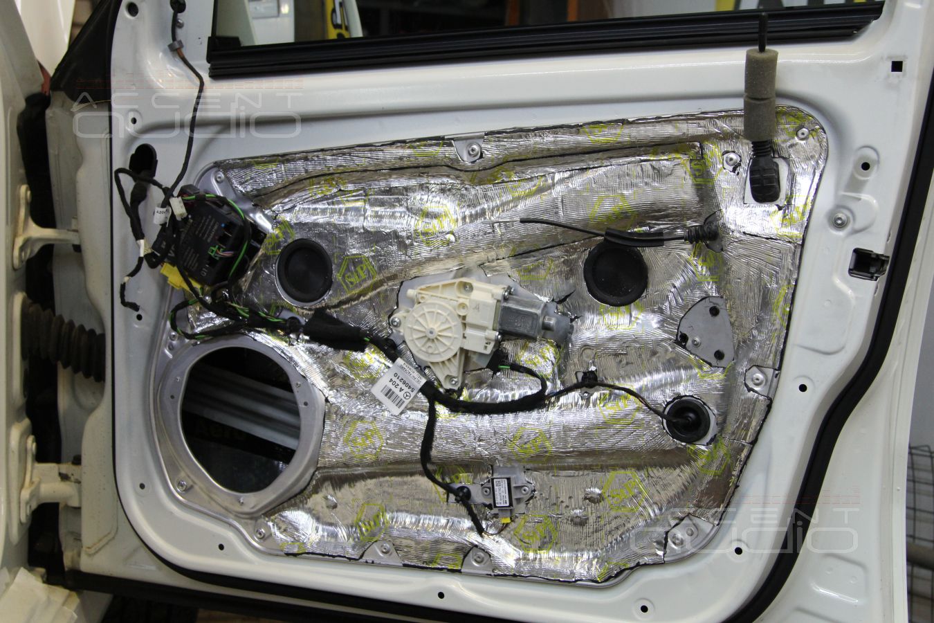 Шумоизоляция дверей Mercedes GLK