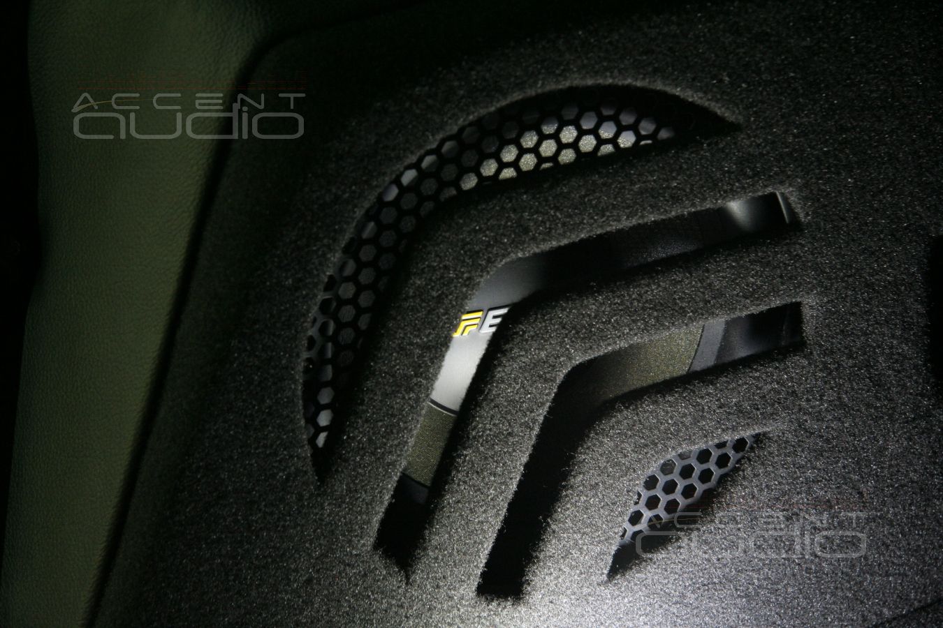 Сабвуфер Eton HEX в Mercedes GLK 350