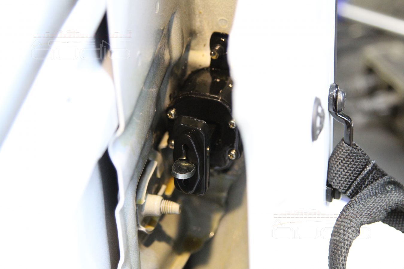 Доводчики дверей на Jeep Wrangler