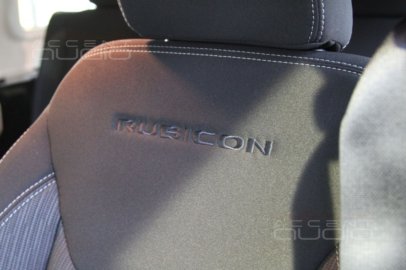 Пошив салона: качество кожи Nappa в сочетании с сидениями Jeep