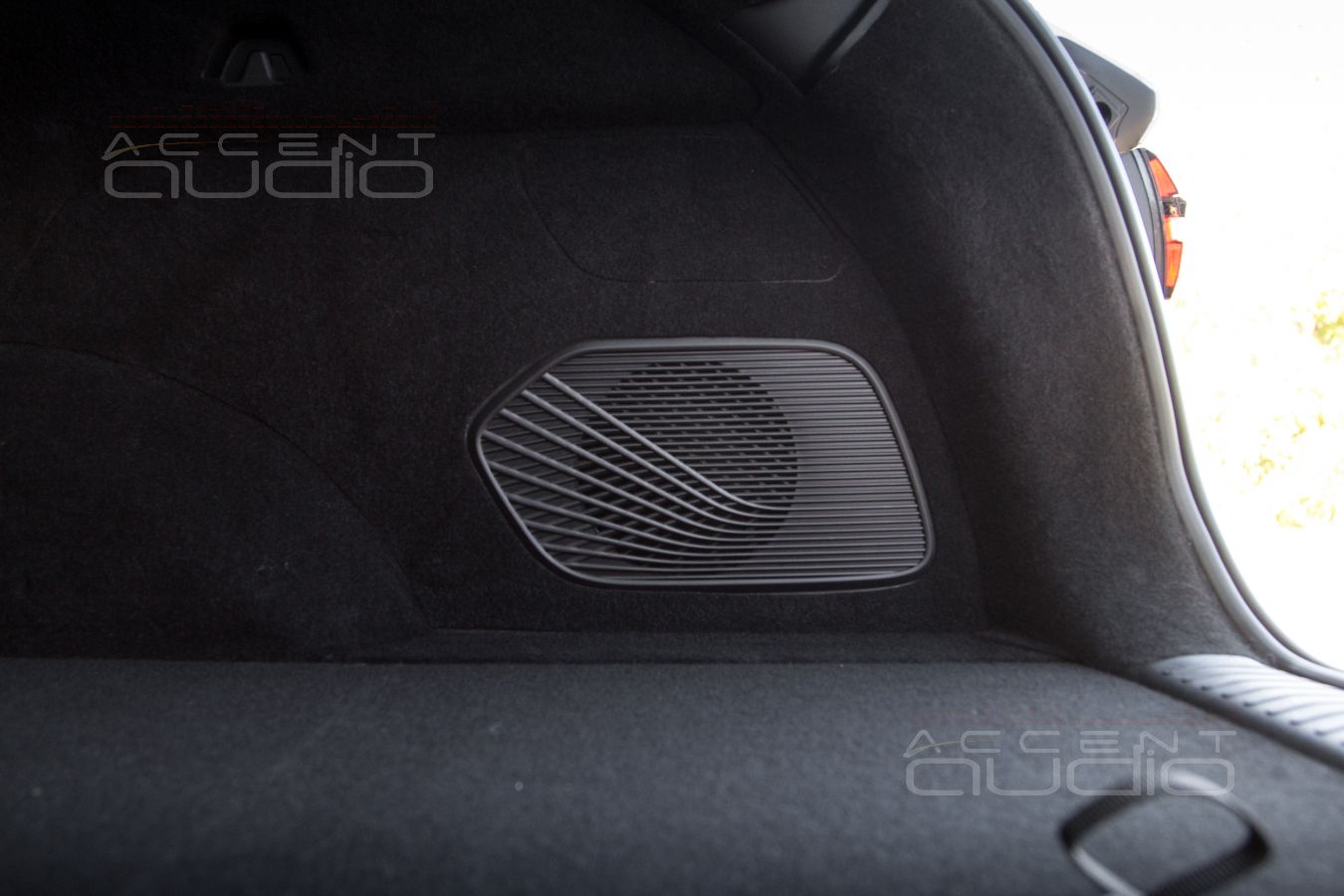 Новый сабвуфер с корпусом, который полностью прячется за обшивкой Monjaro