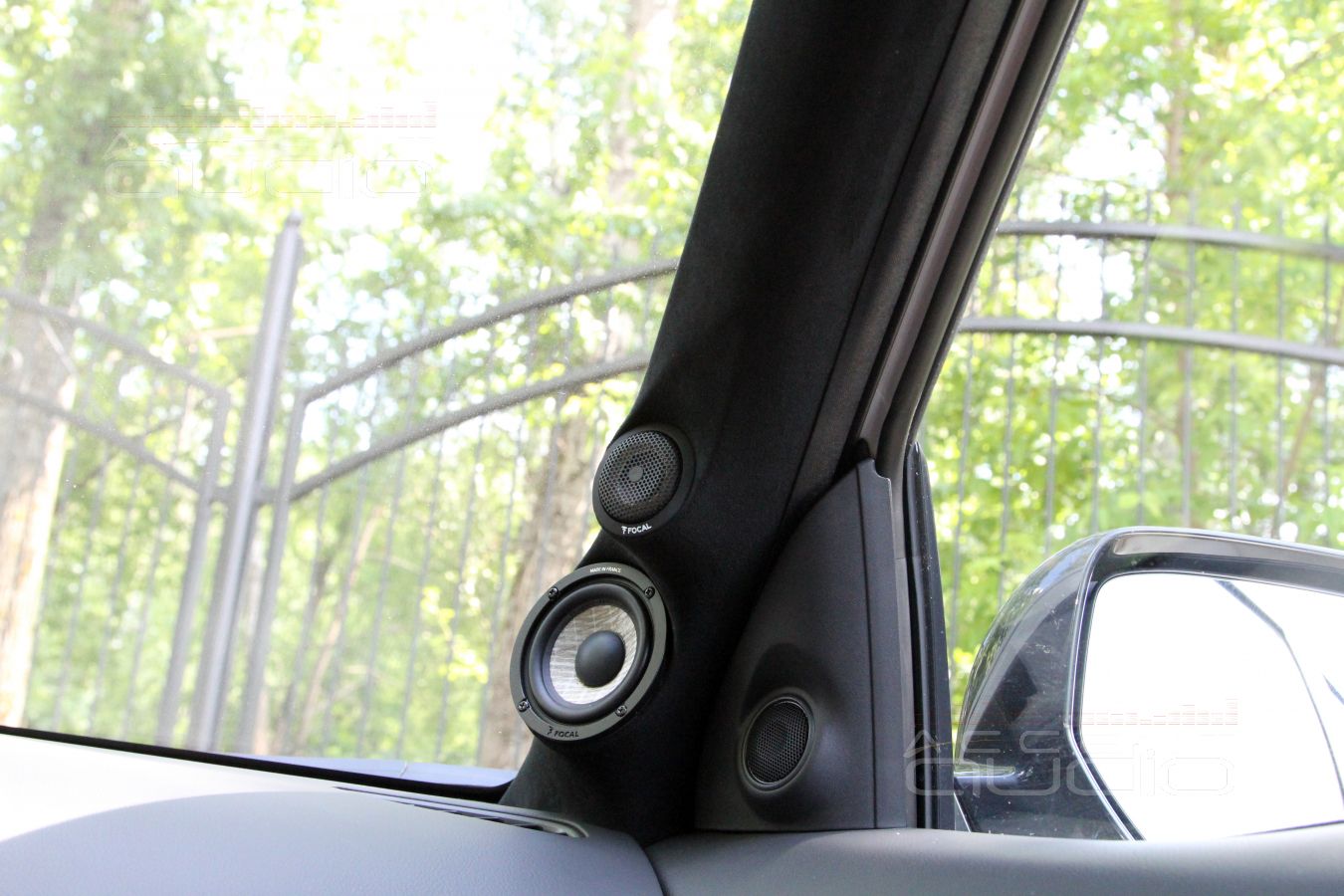 Подиумы под СЧ-ВЧ излучатели в Mitsubishi Outlander 