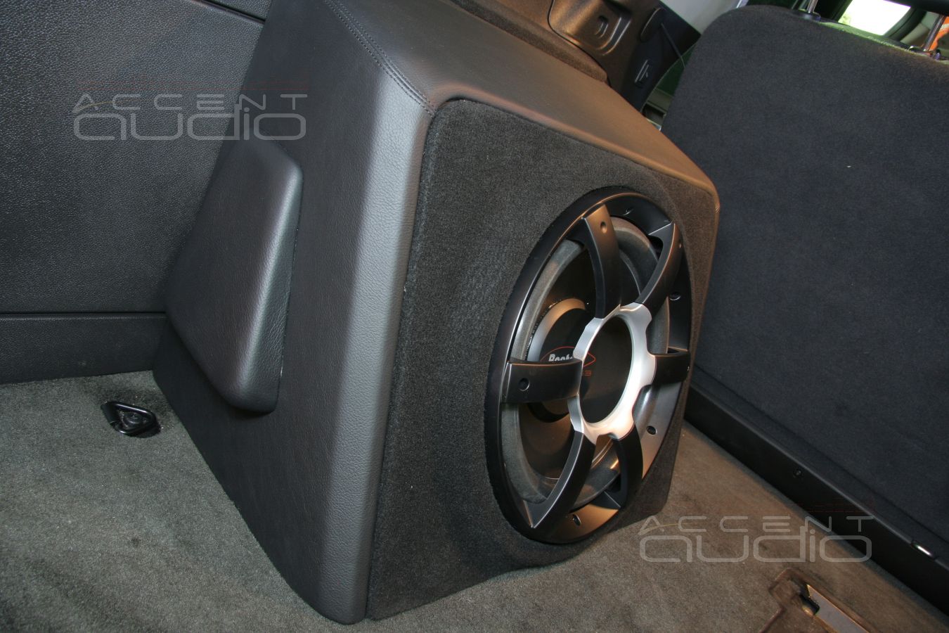 Съемный сабвуфер-стелс Boston в Chevrolet Tahoe