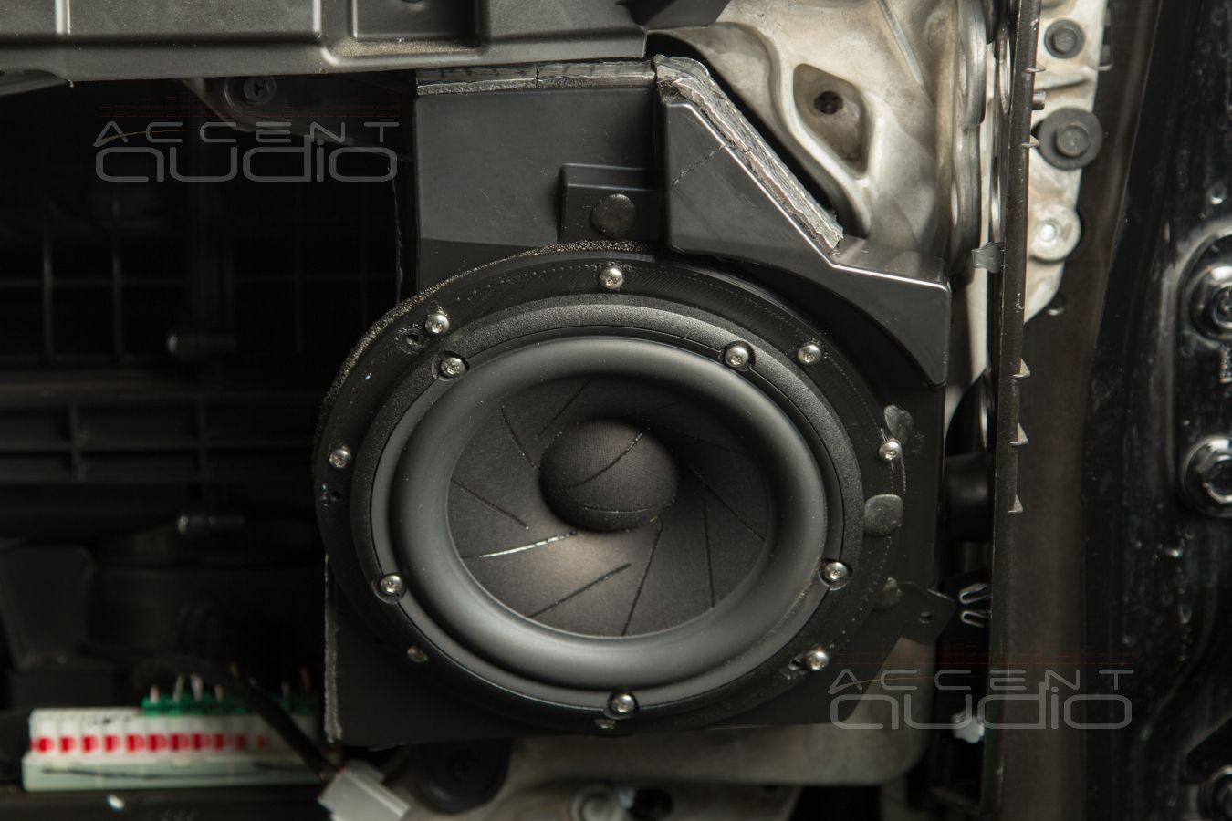 Выбор и монтаж мидбасовых динамиков для нового Jeep Wrangler Rubicon