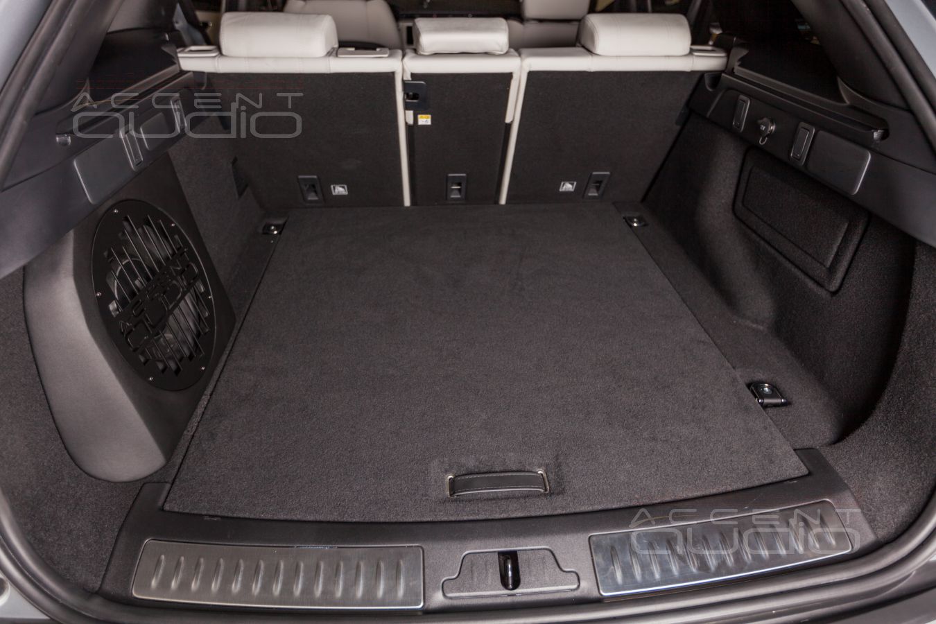 Встроенный сабвуфер-стелс специально для Range Rover Velar и головка JLAudio 10TW3-D4