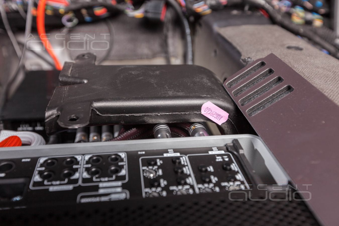 Установка усилителей Mosconi и аудиопроцессора Helix в RangeRover Vogue