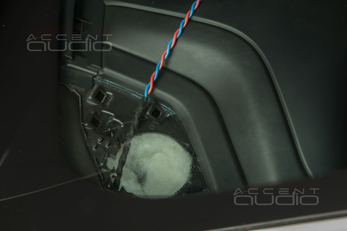 Полная средняя полоса для слушателя: установка среднечастотных Brax ML3 в Porsche Taycan