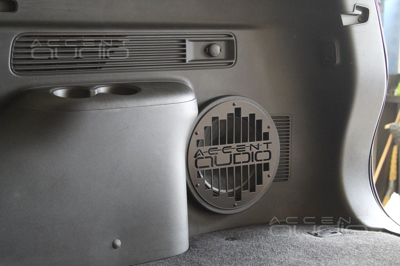 Встроенный сабвуфер-стелс Audison Voce AV10 в Pagero Sport