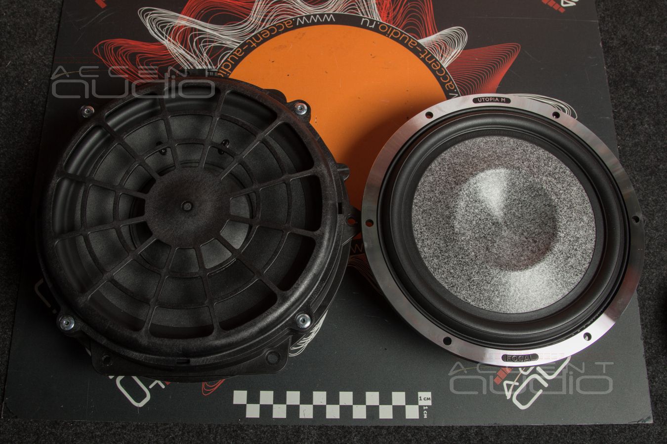 Аудиофильские миды Focal 8WM Woofer Utopia Be M в дверях Porsche Carrera 911 S