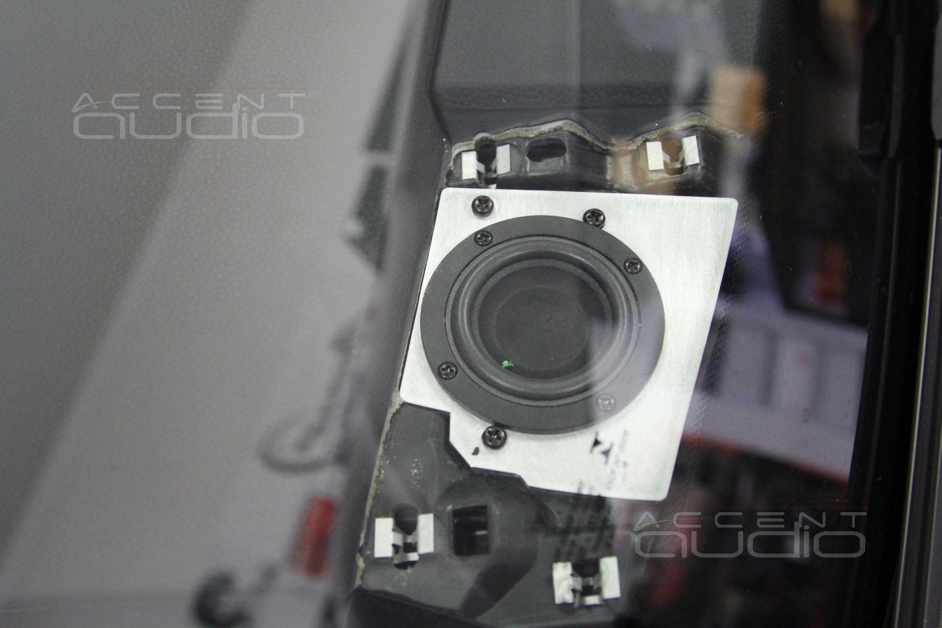 Новая акустика в Porshe Macan - среднечастотные излучатели ScanSpeak