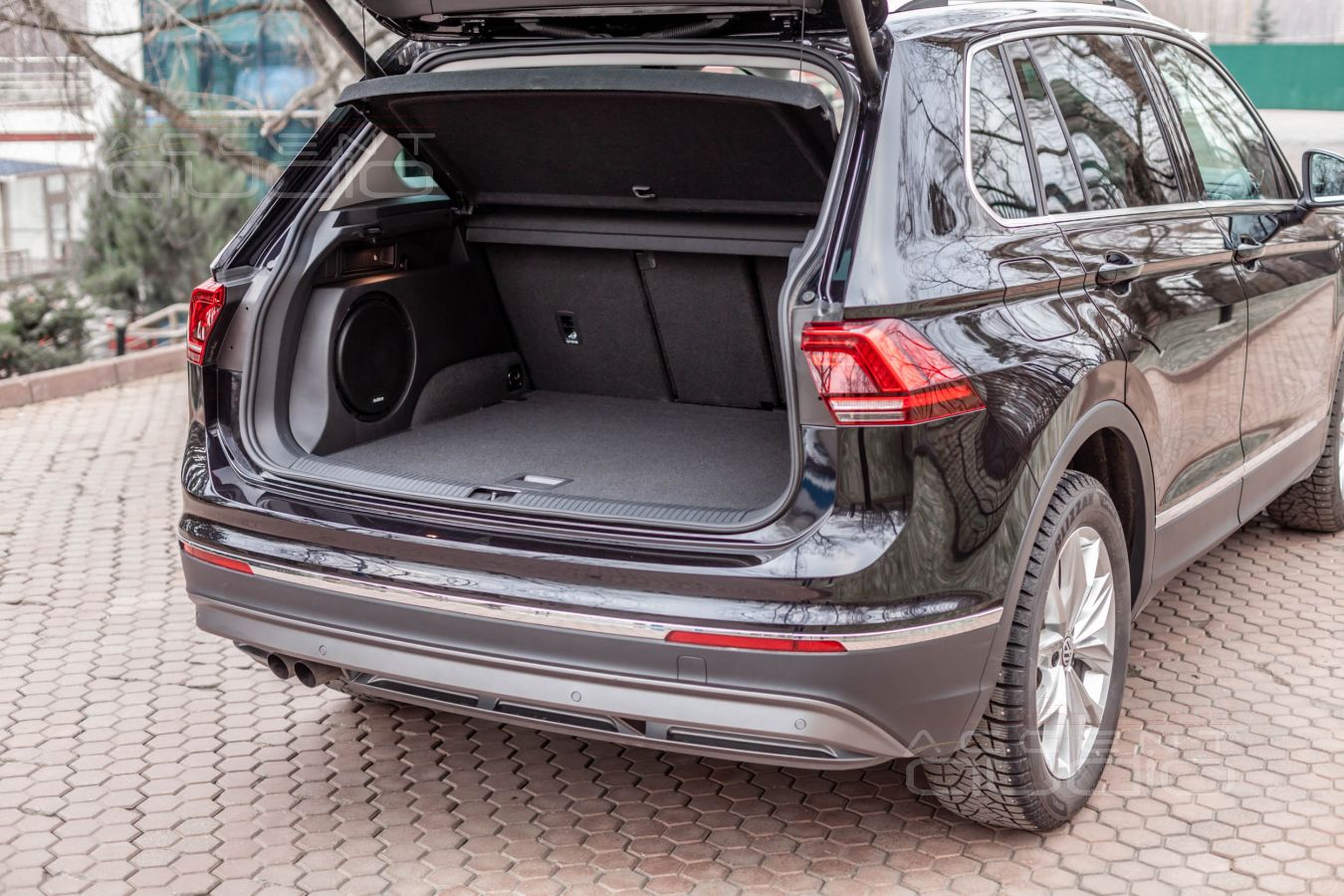 Встроенный сабвуфер-стелс – специально для Tiguan2 и Audison APS