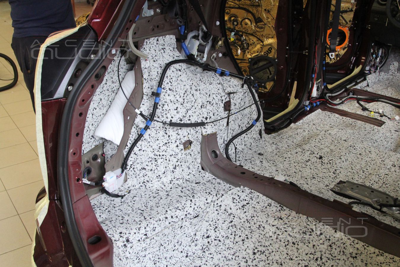 Скрытая установка усилителя Helix Psix и шумоизоляция Toyota Rav4