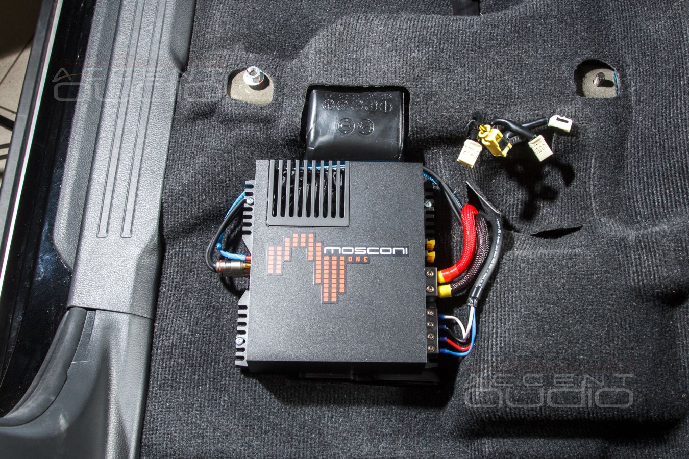 Скрытый монтаж усилителей Helix и Mosconi в Mitsubishi Pajero Sport