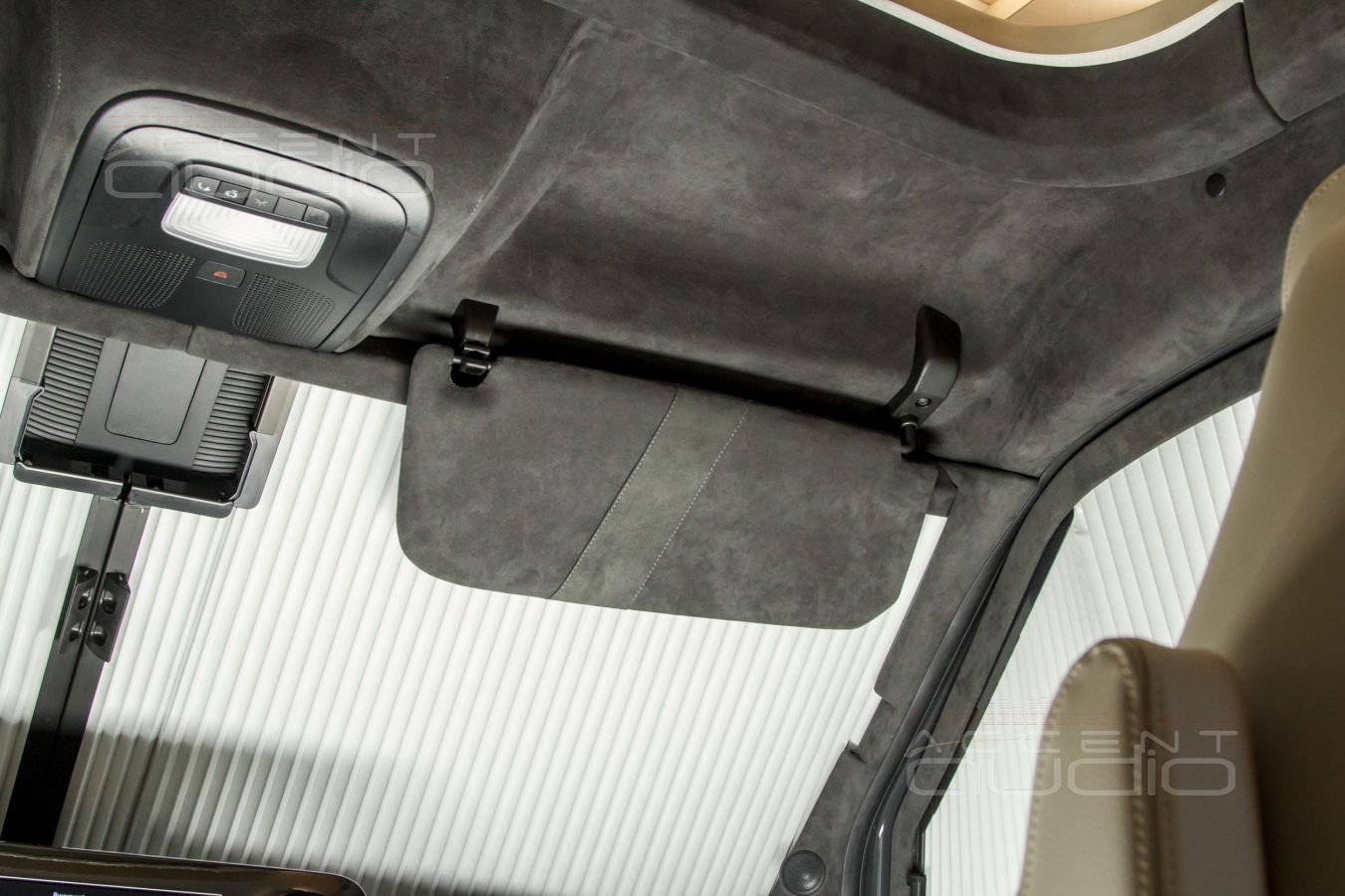 Новый, цельный и строгий дизайн кабины и подиумы под СЧ-ВЧ звено Brax