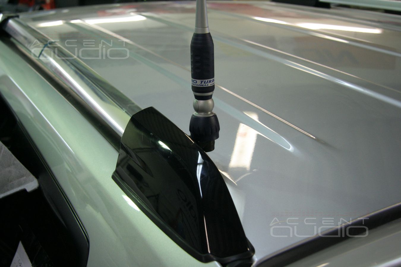 Бережно устанавливаем радиостанцию MegaJet MJ-555 в новый Toyota Highlander