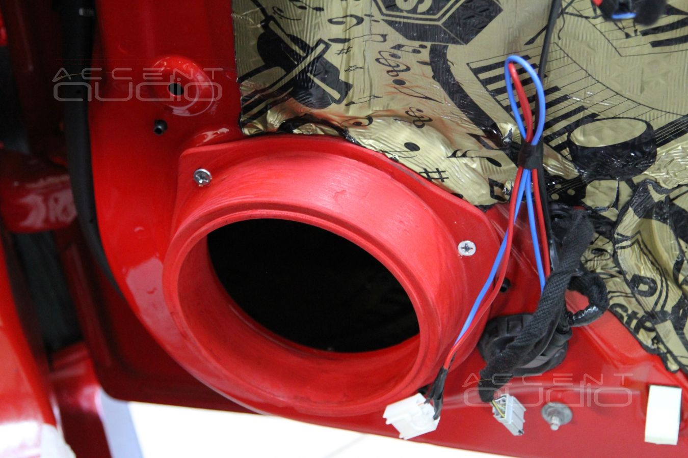 Процесс установки новой акустической системы Ford Mustang