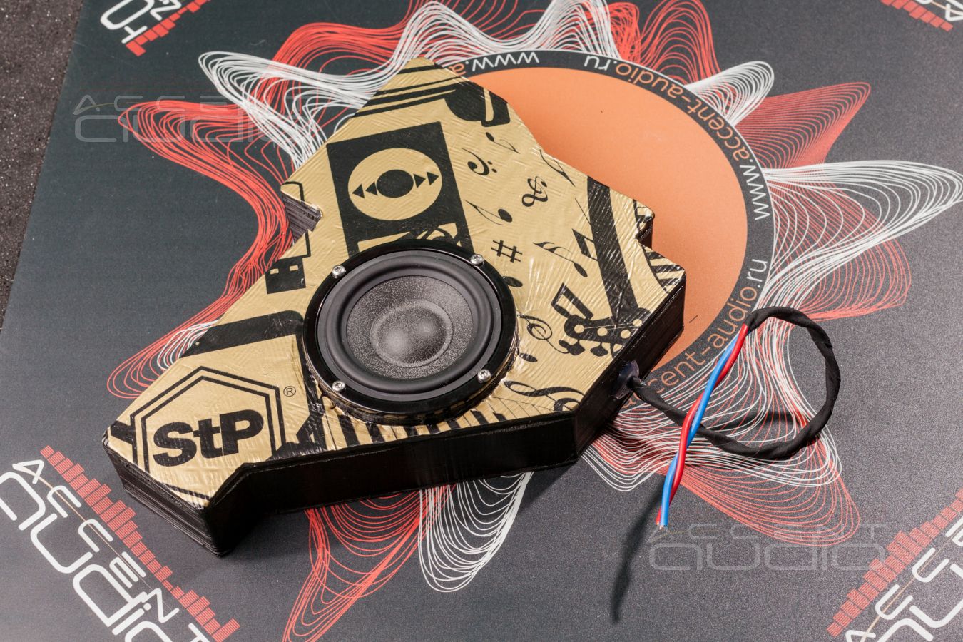 Комплект из двух подиумов для установки среднечастотных излучателей в LR Velar 20XX-20XX.