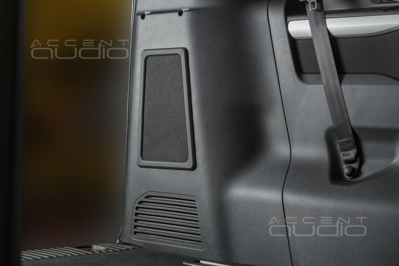 Полностью встроенный сабвуфер-стелс специально для Opel Zafira Life