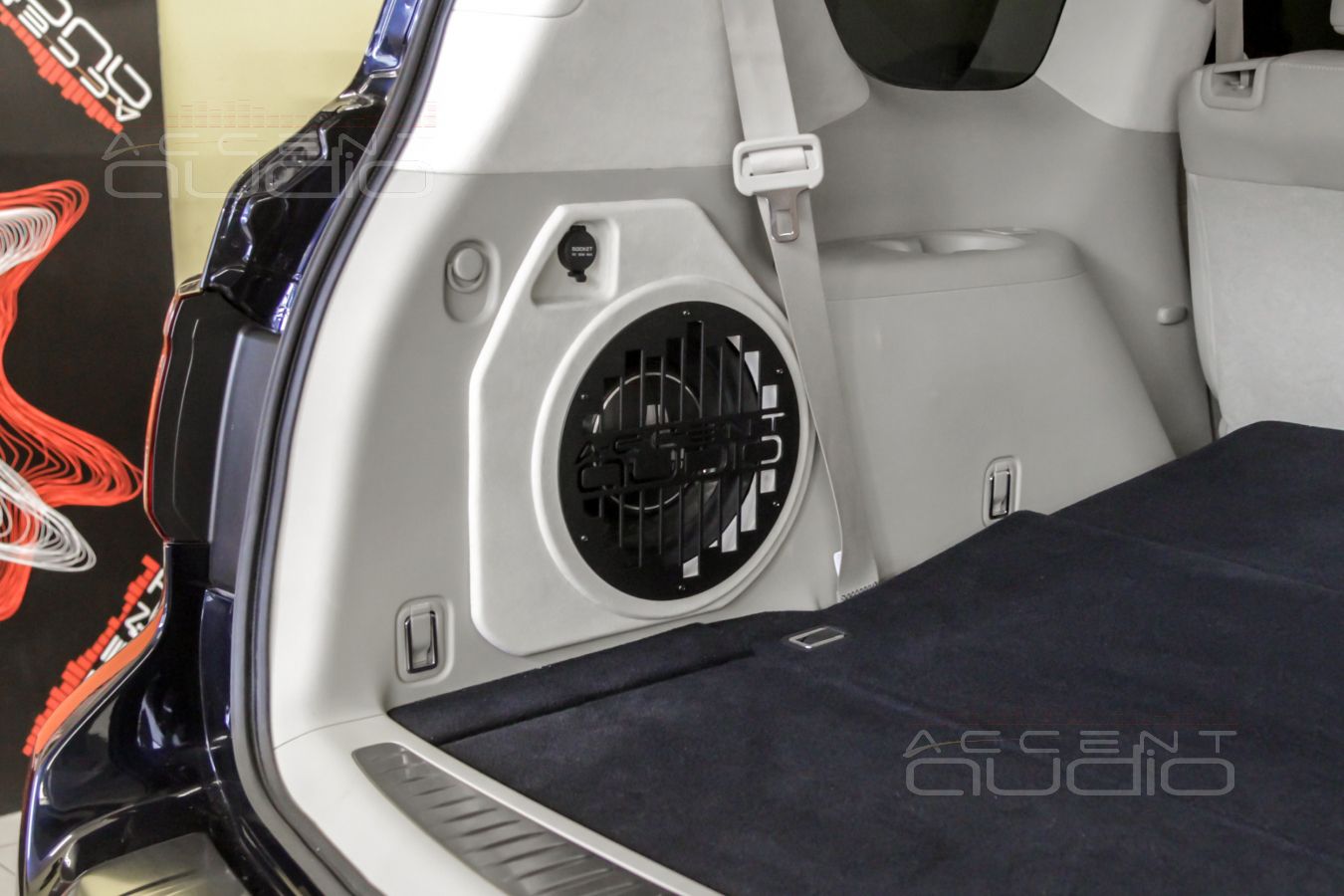 Настоящий сабвуфер-стелс для Infiniti QX80 – злой JLAudio в нежно-бежевом оформлении