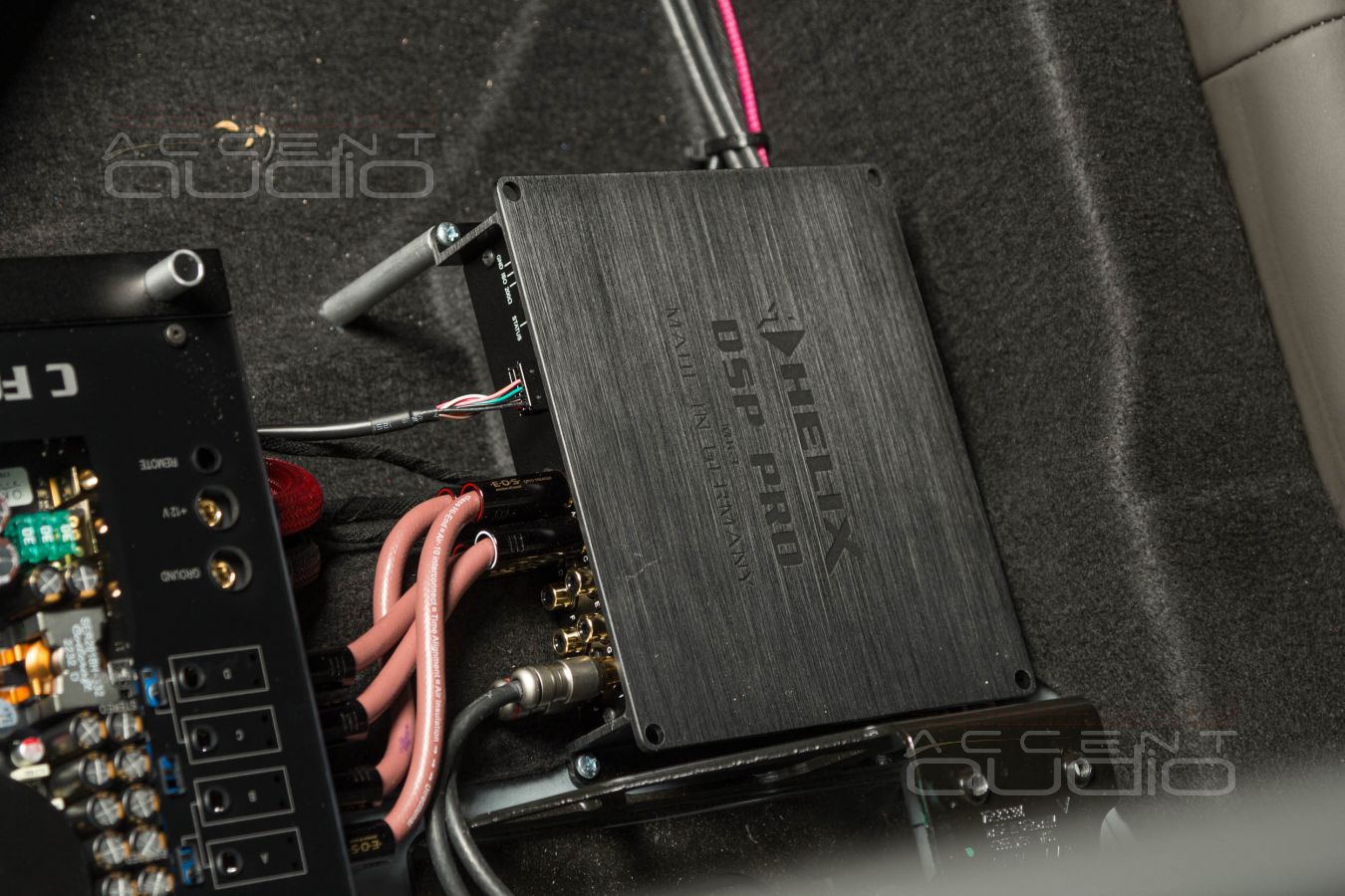 Выбор и монтаж усилителей AB класса в компактный Porsche Macan