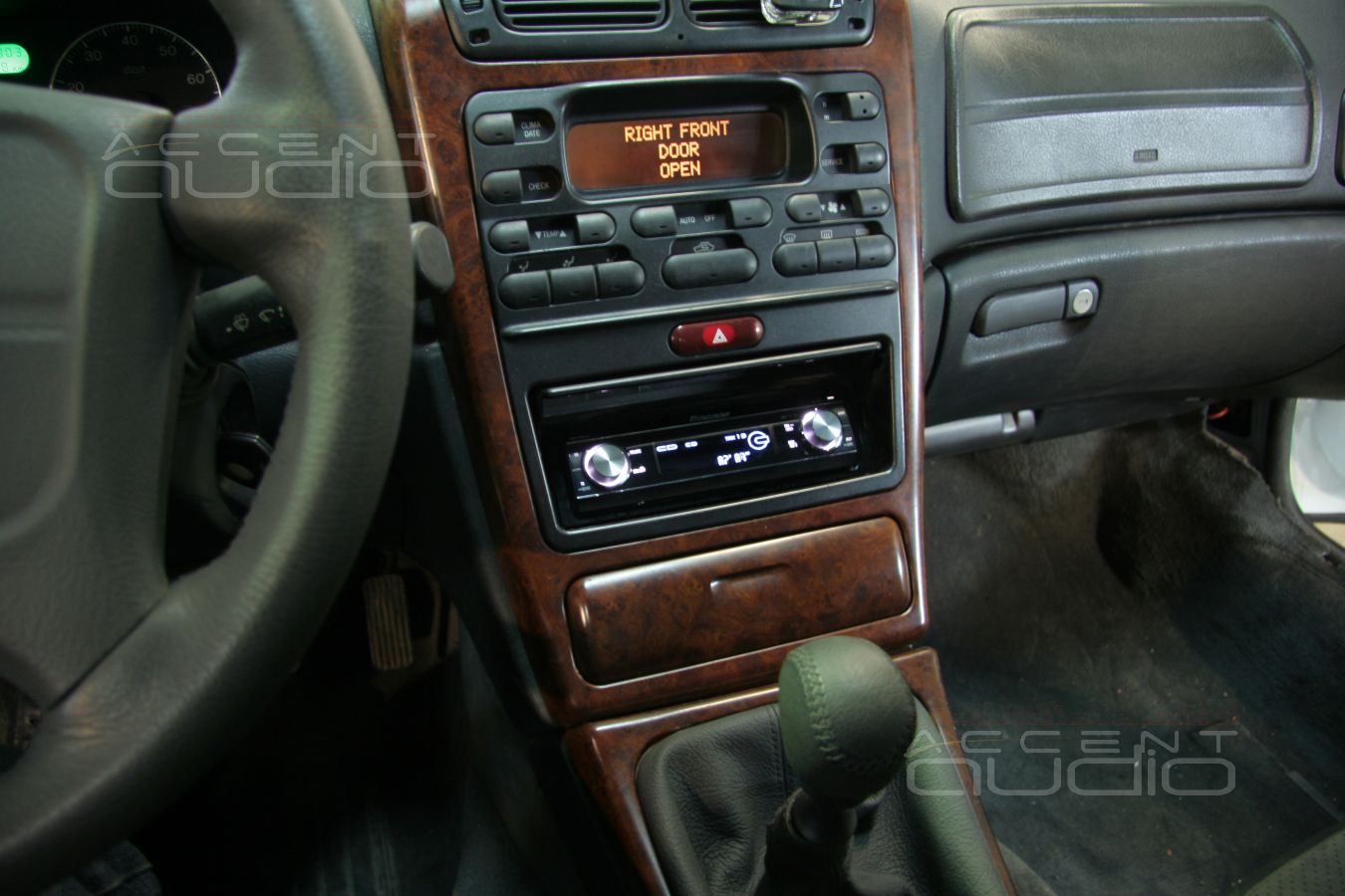 Pioneer DEH-P88RS скрыто в Lancia Kappa Coupe