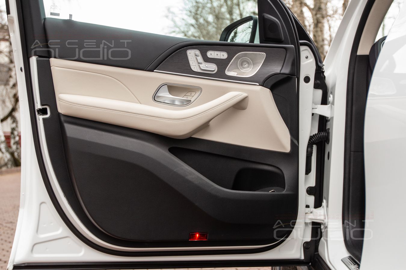 Монтаж акустики Gladen ONE 200.3MB в штатные места MB GLE