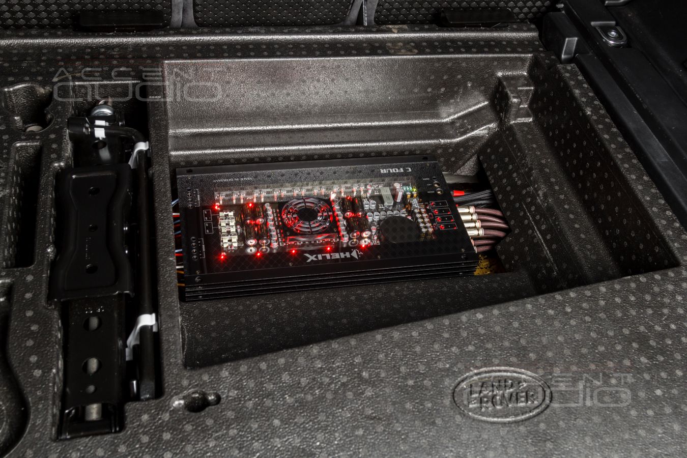 Скрытый монтаж лучших немецких усилителей и аудиопроцессора Helix в LandRover Defender
