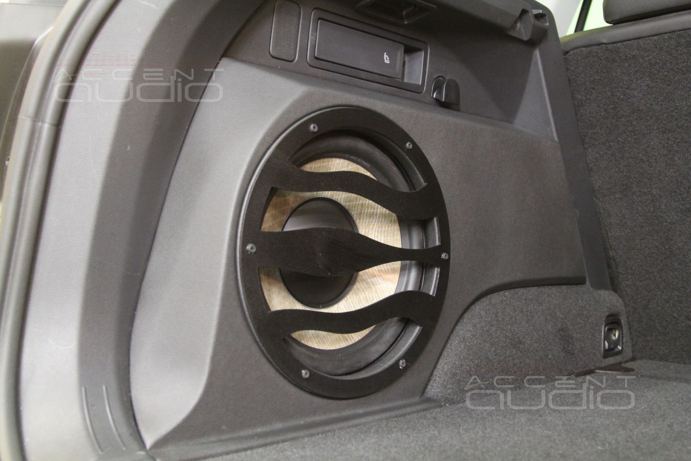 Встроенный сабвуфер в новом Тигуане