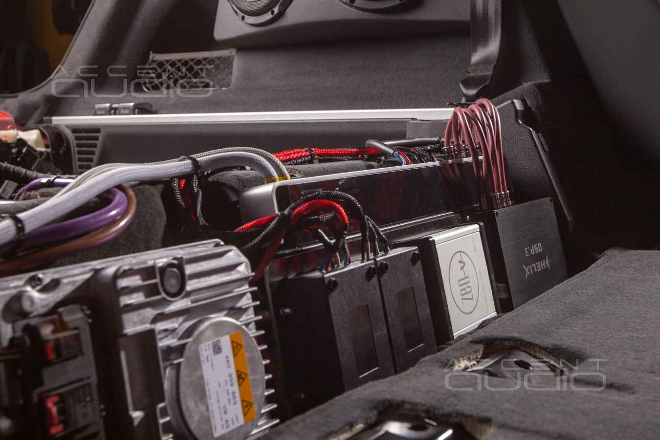 И сердце и мозг аудиосистемы: установка усилителя Mosconi и процессора Helix в Audi Q8