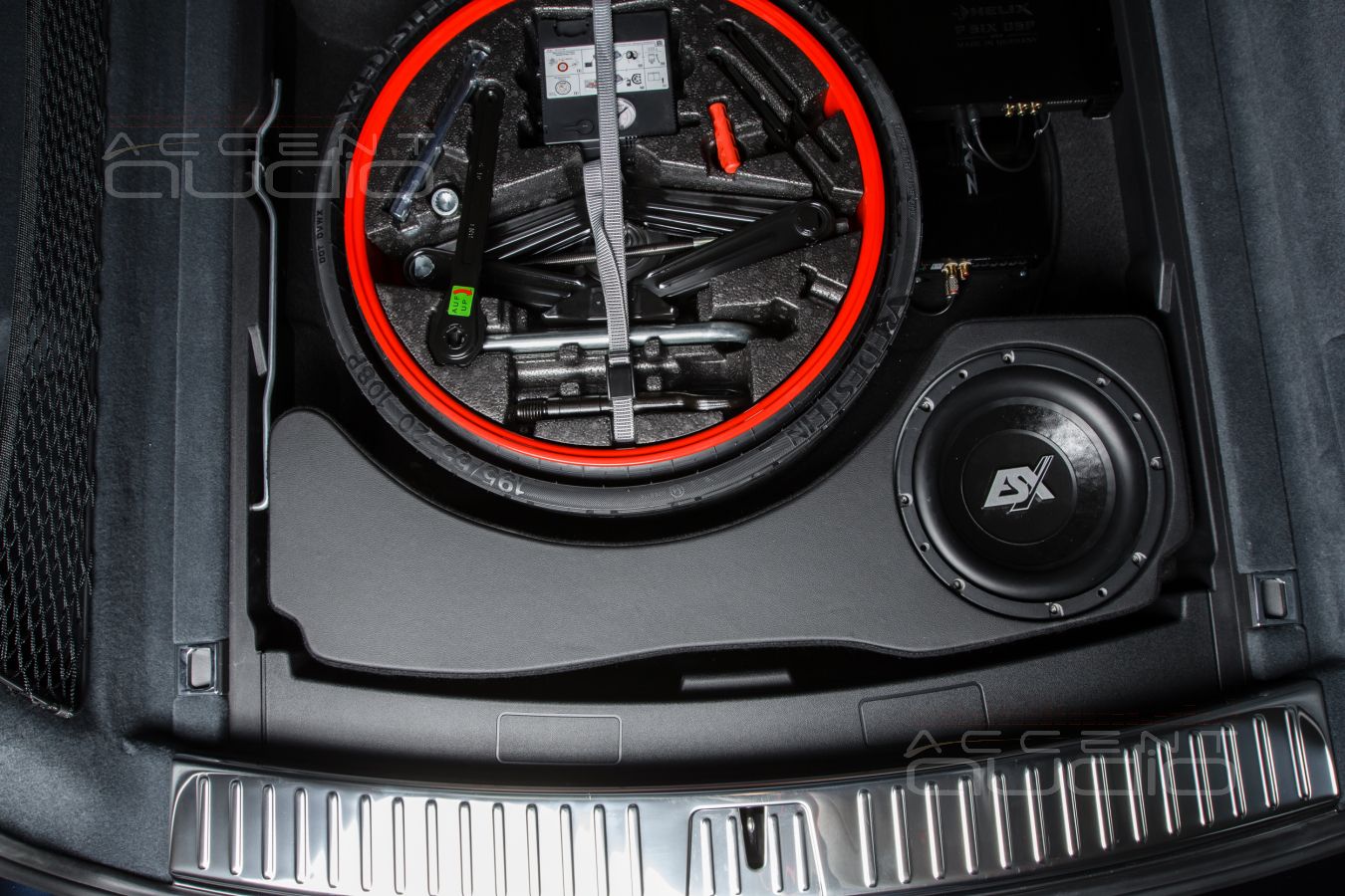 Штатный, но настоящий сабвуфер для Porsche Cayenne Coupe