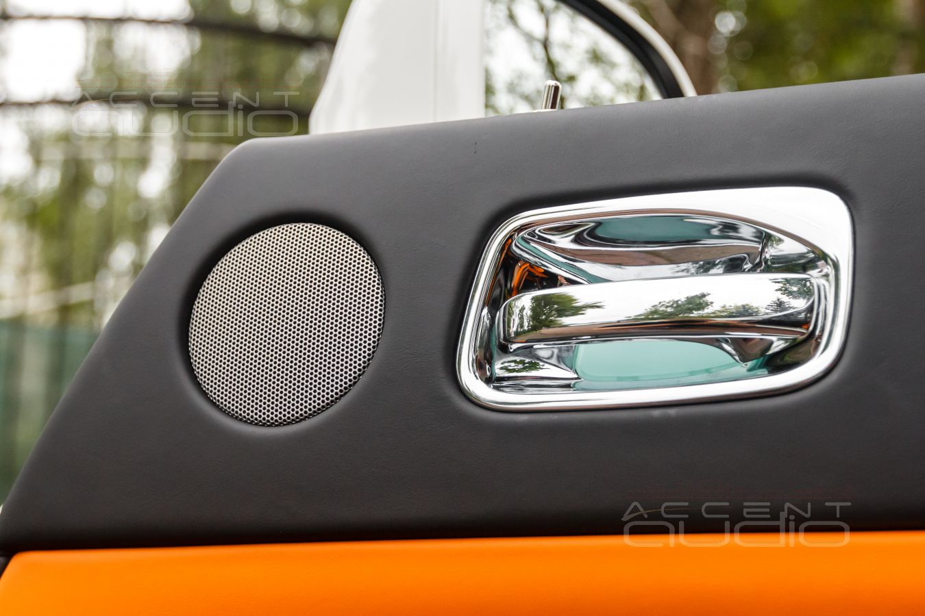 Все по штату: твитеры SOAudio и среднечастотники BLAM в штатных местах Rolls Royce Wraith