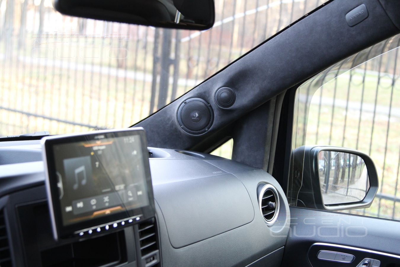 Установка акустики Helix в Mercedes-Benz Vito и подиумы под СЧ-ВЧ излучатели