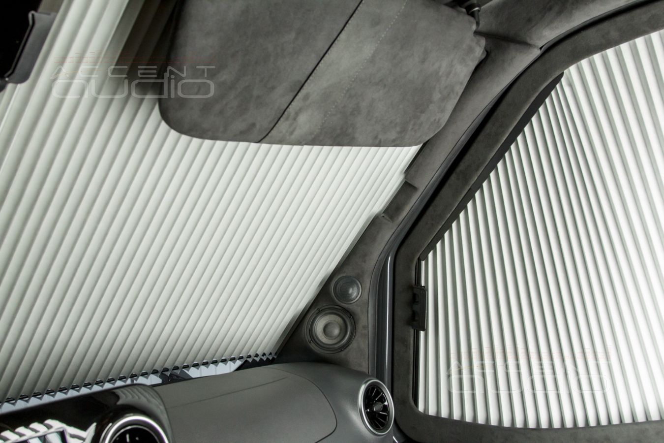 Новый, цельный и строгий дизайн кабины и подиумы под СЧ-ВЧ звено Brax